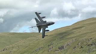 preview picture of video 'Awesome Ground Hugging Tornado Jet In The Welsh Mountains.'