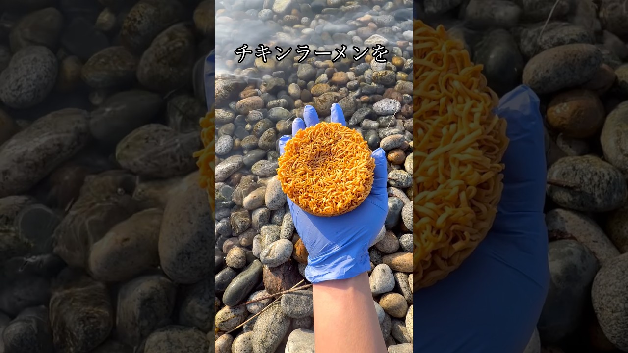 チキンラーメンを握って水中に手を入れた結果www #shorts