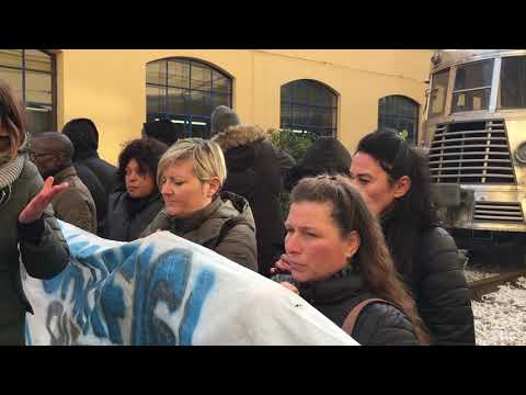 Ex dipendenti a termine Piaggio Pontedera, protesta di fronte al Museo