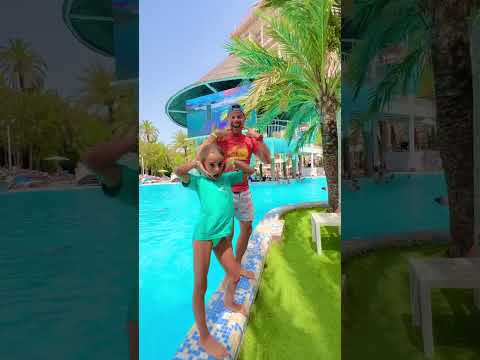 I'M PRETTY, I'M SMART, AND I'M IN MY FACE, MY MAGAZINE #Shorts dad #mariela