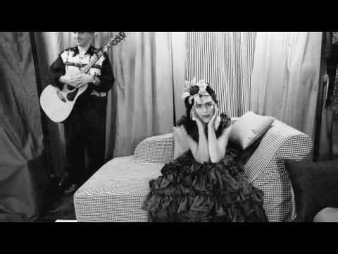 Lin van Hek & Joe Dolce 'Frida Kahlo' A VER QUÉ SALE