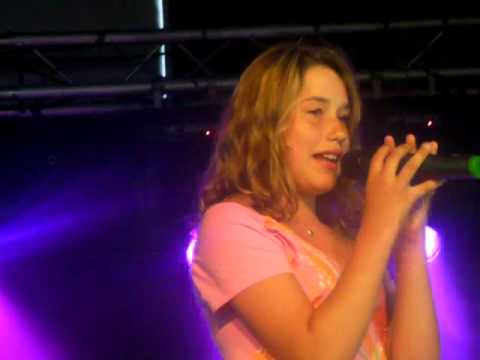 Caroline sjunger kollolåten i Perstorp 21 aug 2009