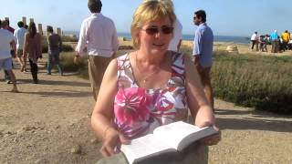 preview picture of video 'Reading John 18:28 to 19:16 at Pilate's palace Caesarea (Jesus before Pilate and the death sentence)'