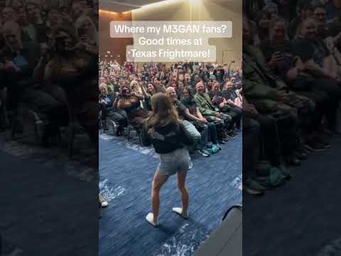 #amiedonald slayin’ the #m3gandance at @texasfrightmareweekend 🤸🏻‍♀️ #m3ganmovie #m3gan