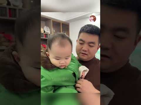 Thấy vợ cũ đi giao hàng dưới trời mưa, người đàn ông có hành động bất ngờ