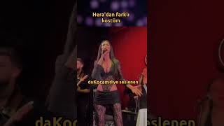 Kendisinden 19 yaş büyük Ozan Doğulu’ya ‘Kocam da Kocam’ diye seslenen Hera, sahne kıyafetiyle dikk