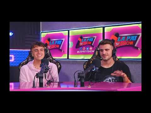 Adexe y Nau + César AC cantando Karma en una entrevista.