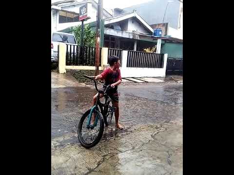 D Duta lagi ujan-ujanan