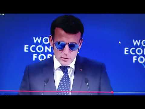 Rozzlobení protestující honili Macronovu auto-kolonu u města Trappes a spílali mu hrubými urážkami..