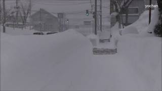 preview picture of video 'Heavy Snow! Snow wall,sidewalk 歩道に大雪で雪の壁が出来ていた'
