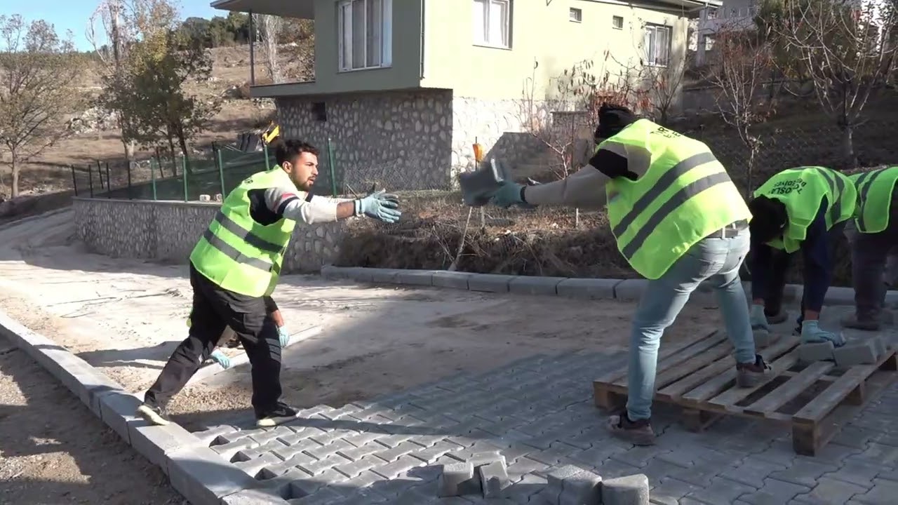 Toroslar’da parke yol çalışmaları sürüyor
