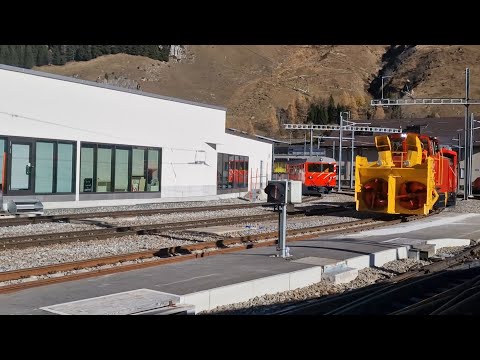 Zuge beim MGB Bf - Stazione - Gare Andermatt Novembre 2024