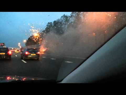 Auto in de fik op snelweg