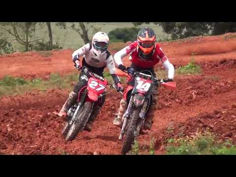 Disputa intensa e tombo forte na disputa pela 1a posição - Corrida Velocross em Contenda Pr