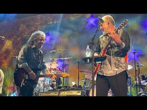 Steve Lukather and Colin Hay jam to Who Can It Be Now - Atlantic City 9/24/2022