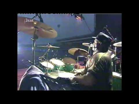 UN PEQUEÑO PERO SIGNIFICATIVO SOLO DE BATERIA DENNIS CHAMBER