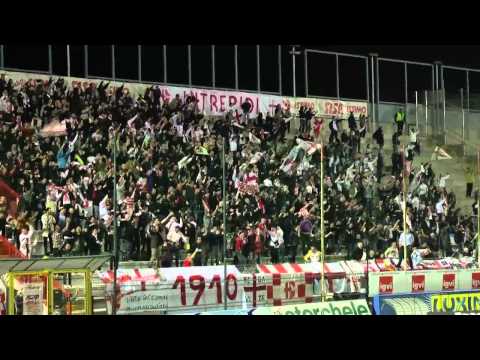 Curva Padova al gol di Succi in Vicenza-Padova (26-3-2012)