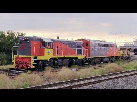 Australian EMD Diesel Locomotives T342 & S302 With Rail Reclamation Train (20/3/2010) - PoathTV
