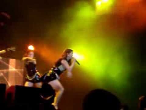 Ailee performing "Crazy in Love"