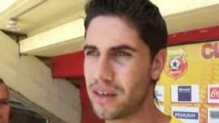 Salazar juega con inflamación en un dedo