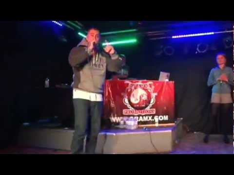 Sokół rzuca fanem ze sceny