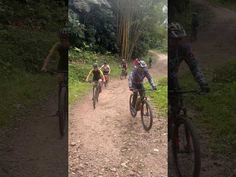 🚵‍♂️🌄 Pura Pasión MTB  en la Montaña 🌿🚴‍♀️  #PasiónPorLaBici #DeporteEsSalud #mtbcaqueta