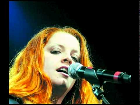 Noemi a radio2 Social club (5) 23.10.11- Noemi canta Poker Face acoustic