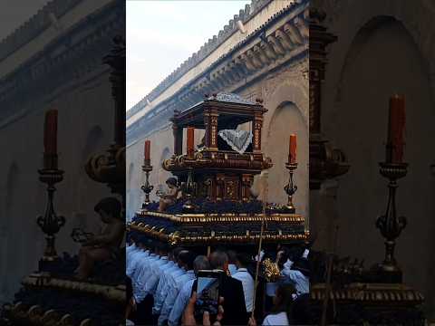 El Santo Sepulcro de El Carpio salva la Puerta de Santa Catalina de la Catedral en un mudo silencio.