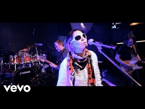 Anna K. - Mezi kostmi