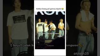 Download lagu he's gripping that shirt so tight😆🤣#haechan #doyoung #jungwoo #nct127 #shorts mp3