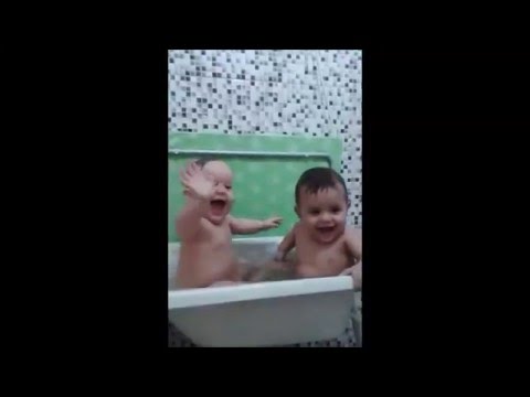 Meus primos gêmeos Filipe e Rebeca - Hora do Banho