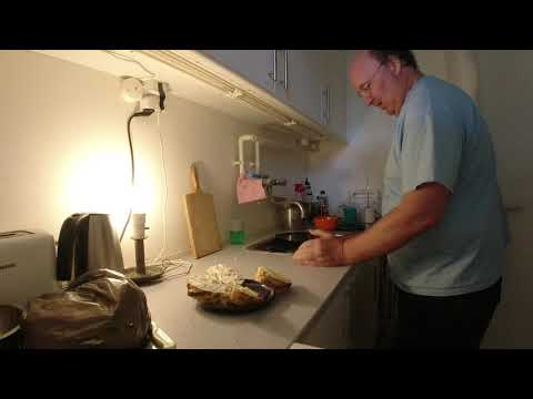 MongoTV_3708 - Smøre 4 Stykker FRANSKBRØD Med SMØR og HØNSESALAT og OST