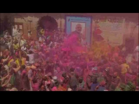 Flowers and colored powders fade the mourning of the Indian city of widows