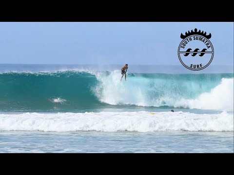Surfers ripping nice waves at Mandiri 