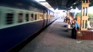 preview picture of video '19311 Pune Indore Express @Kopar'