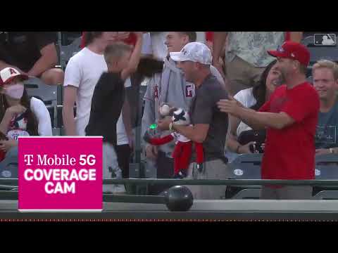 INCREDIBLE MOMENT! Two Angels fans share the most wholesome moment you’ll ever see!!