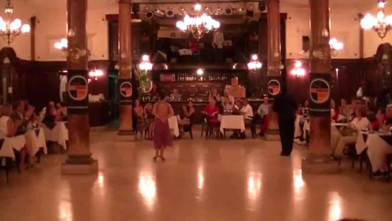 Javier y Vanina bailan Pa que bailen los muchachos y Al Pasar, con la "Orquesta Unitango"