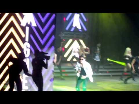 Juan Miguel cantando Siento Bonito y Como Tu Remix en el Aniversario Bomba 2016