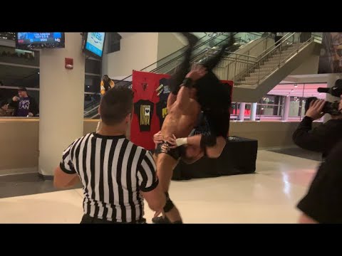 Drew McIntyre vs. Dean Ambrose spills out onto the PPG Paints arena concourse! - RAW Pittsburgh