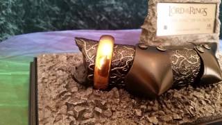 The One Ring of Sauron (with Glowing Elvish Script) - The Lord of the Rings Master Replicas (HD)