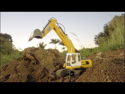 RC Excavator - Double E 561 in dirt (locked gears)