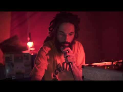 Rootikal encontra Operando O Sistema - Zion Gate Sound System play Vivian Jones Dubplate