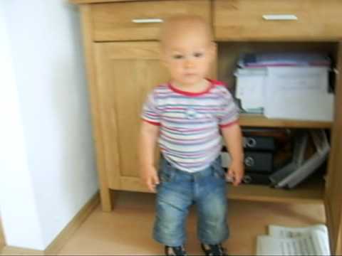 Jakob, der Lachsack hinter Papas Schranktür...