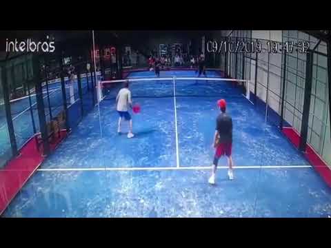 Peut-on jouer avec la tête au padel ?