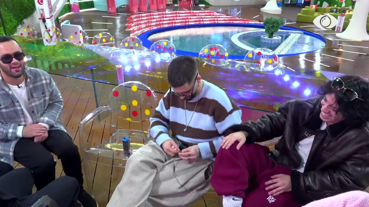 Momente pozitive/ Banorët këndojnë së bashku në oborr