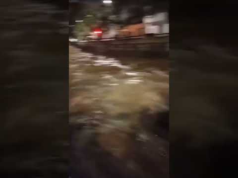 IMPRESIONANTE. La Cañada se debordó por las intensas lluvias en Córdoba