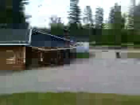 Galen kille flyger med moppe