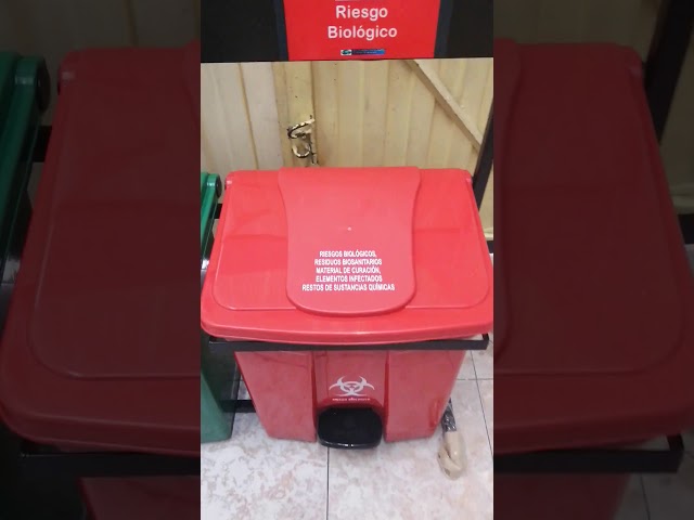 Vídeo relacionado con Papelera de reciclaje de clasificación selectiva con pedal, ruedas y asa de triple compartimento de 42L (24L + 4L + 14L). INCLUYE regalo bolsas de basura