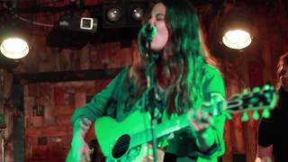 Lilly Hiatt &#39;I Wanna Go Home&#39;  (Glovebox Live)