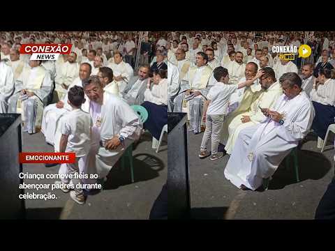 Vídeo: Criança comove fiéis ao abençoar padres durante celebração.